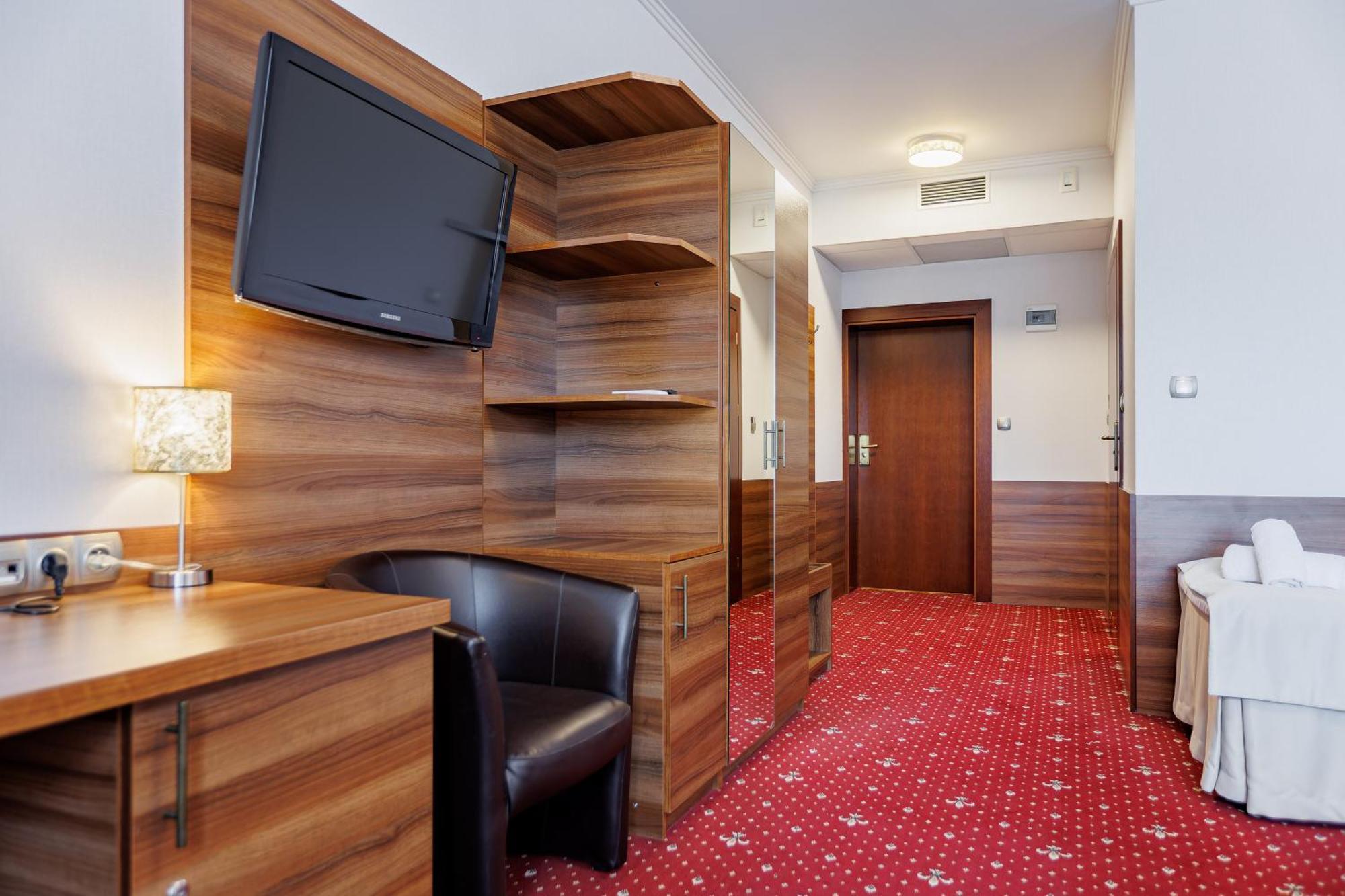 Hotel Cristal Park Dąbrowa Tarnowska Kültér fotó