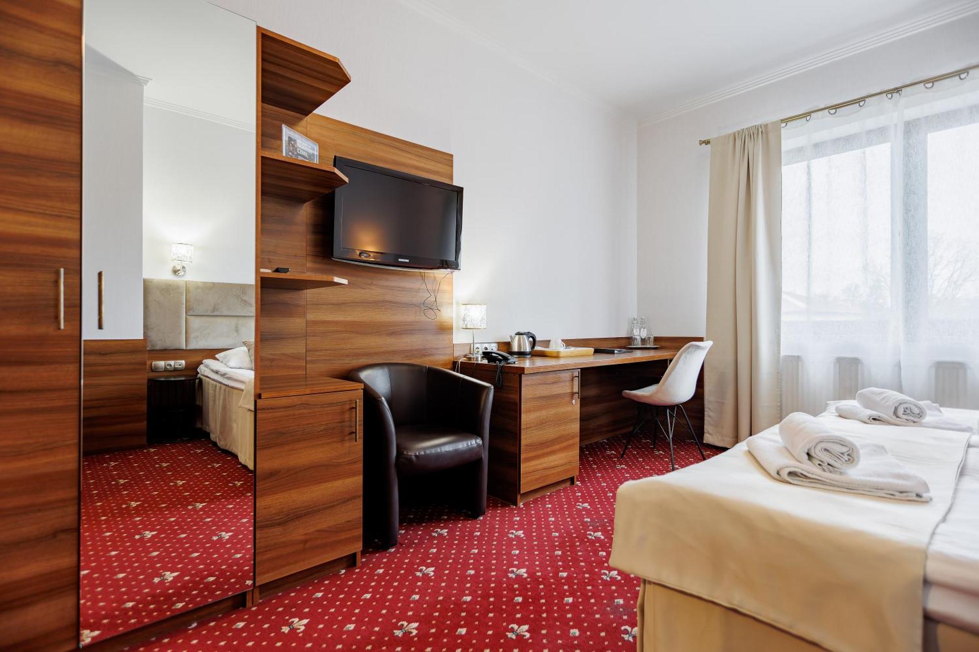 Hotel Cristal Park Dąbrowa Tarnowska Kültér fotó
