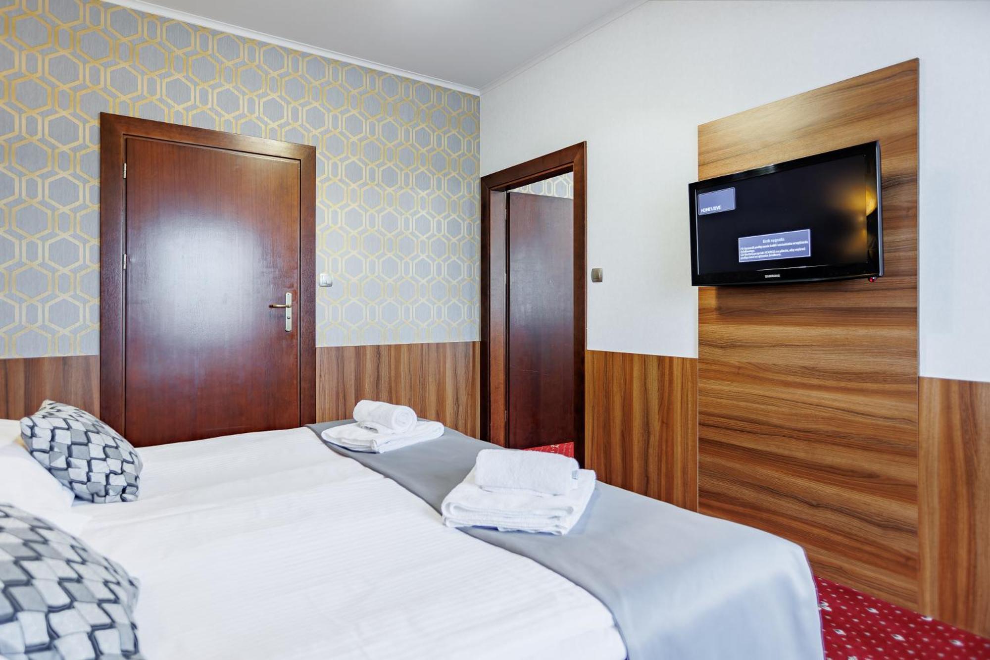 Hotel Cristal Park Dąbrowa Tarnowska Kültér fotó