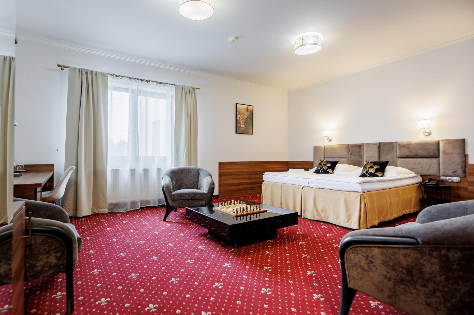 Hotel Cristal Park Dąbrowa Tarnowska Kültér fotó
