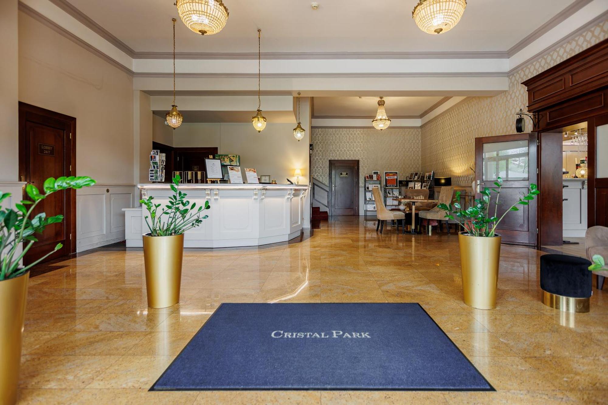 Hotel Cristal Park Dąbrowa Tarnowska Kültér fotó