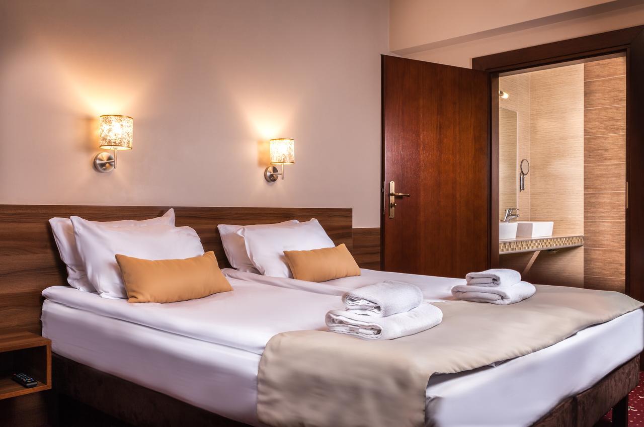 Hotel Cristal Park Dąbrowa Tarnowska Kültér fotó